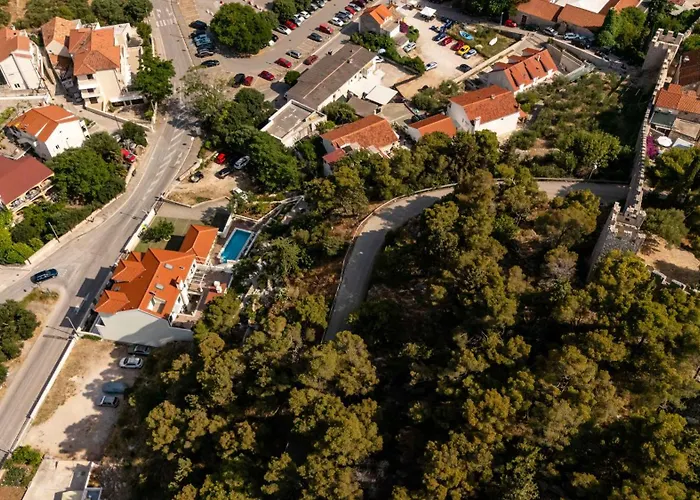 Kogo * Hvar Town